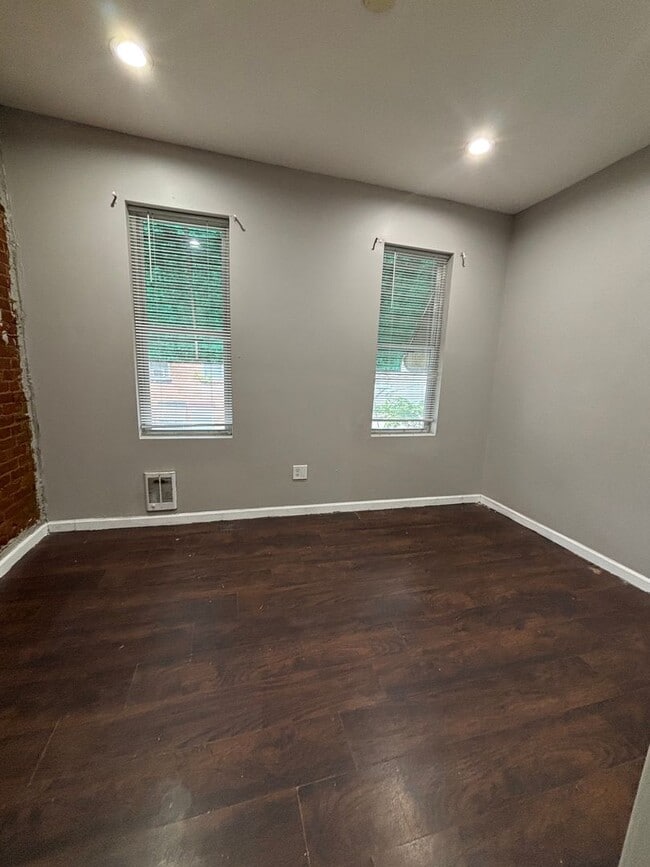 Building Photo - Beautiful renovated house in North Philade...