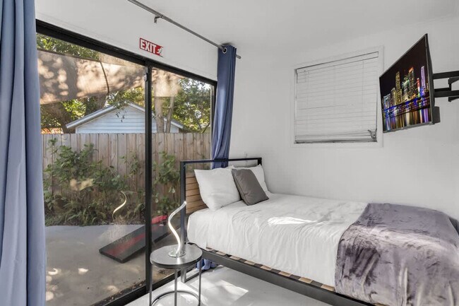 Building Photo - 714 NE 17th Ct