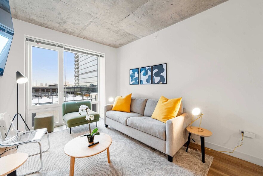 Building Photo - 853 W Blackhawk St