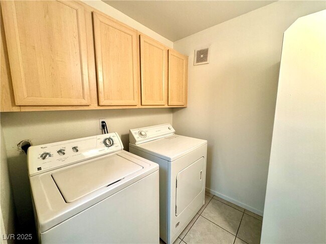 Building Photo - 950 Seven Hills Dr