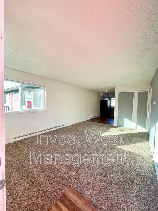 Building Photo - 1940-1933 33rd Ave