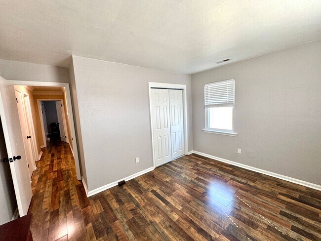 Building Photo - 3 bed/2 bath home on large corner lot