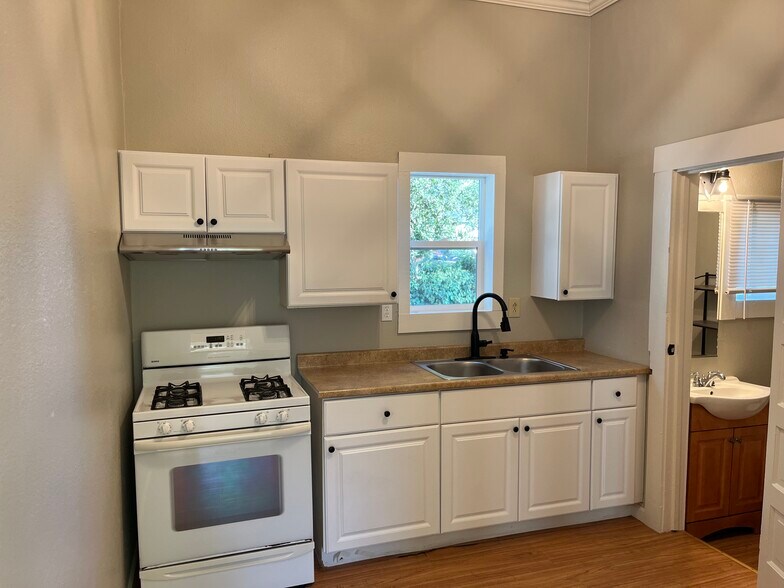 Kitchen - 663 Tupper St