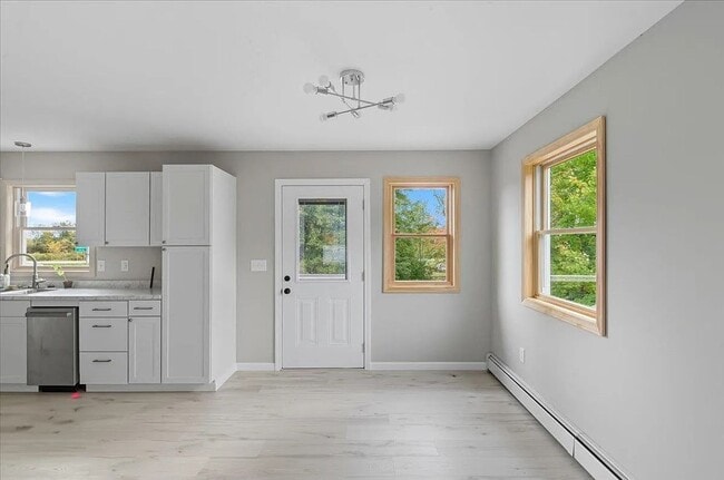 Building Photo - Gorgeous 5BR Home with Multi-Level Living, Storage Loft, and 7 Parking Spaces