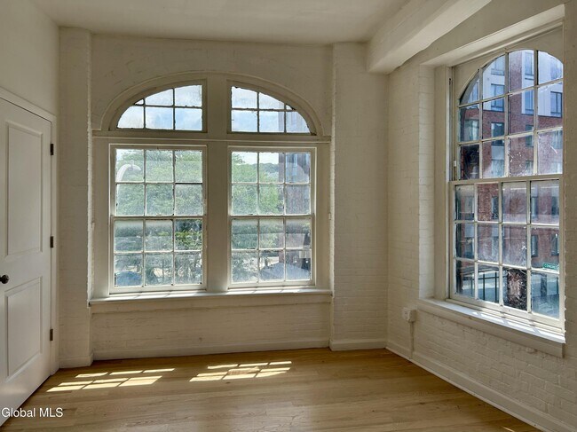 Building Photo - 155 River St