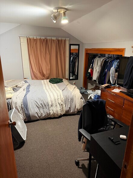 Upstairs bedroom - 1960 Lincoln Ave #4