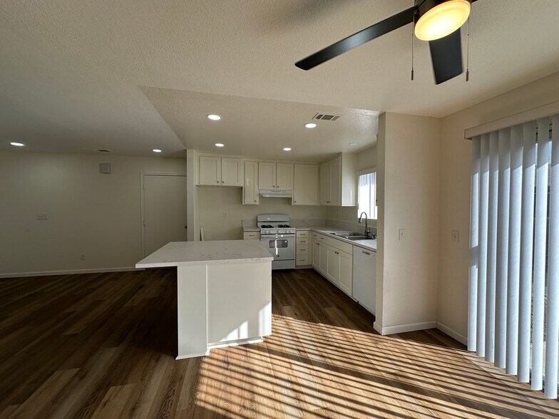 Building Photo - 1371 Marline Ave