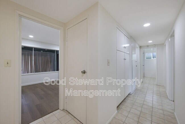 Building Photo - 5111 Roxborough Dr