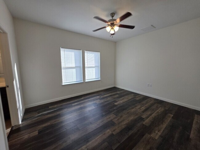 Building Photo - 4/2/2-Ready for Move In