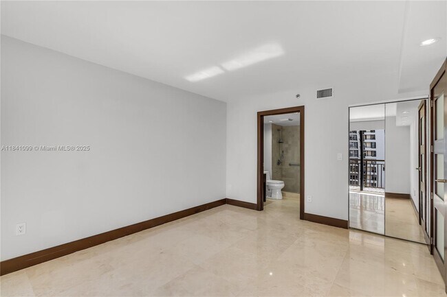 Building Photo - 540 Brickell Key Dr