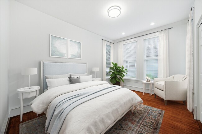 Building Photo - 208 E 12th St