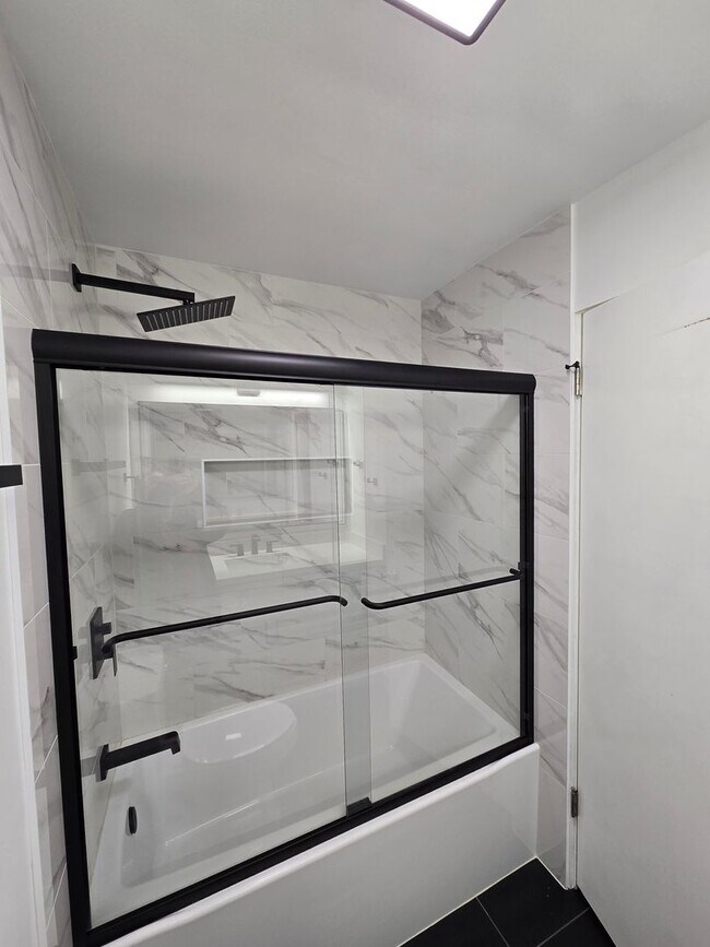 Building Photo - Beautiful Ground Floor Unit-  1BD/1.5BA