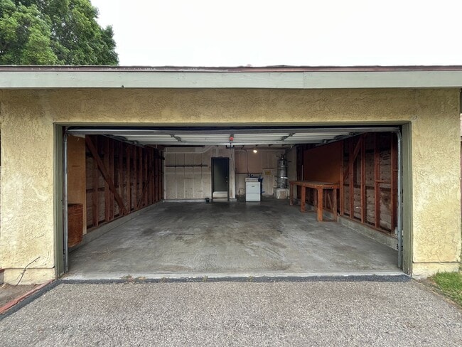 Building Photo - MOVE-IN READY Chatsworth 3+2.5 w/backyard, fireplace + 2 car garage!