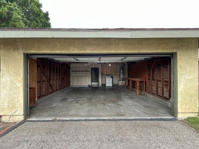 Building Photo - MOVE-IN READY Chatsworth 3+2.5 w/backyard,...