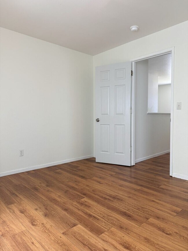 Building Photo - Don’t Miss Out on this 3/2.5 home