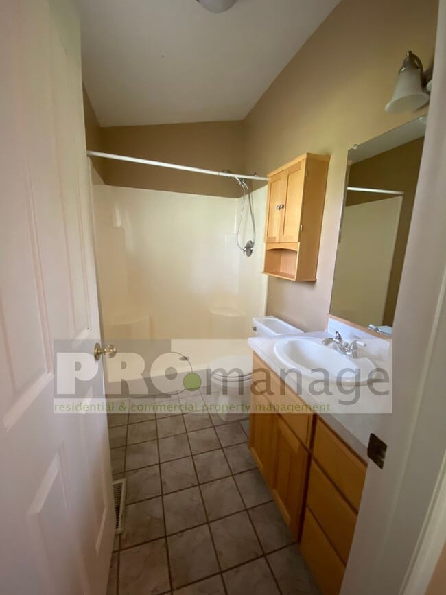 Building Photo - 5 bedroom / 3 bathroom Single Family Home