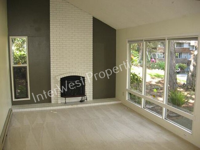 Building Photo - 3 BR Townhome- Wonderful Privacy Deck in B...