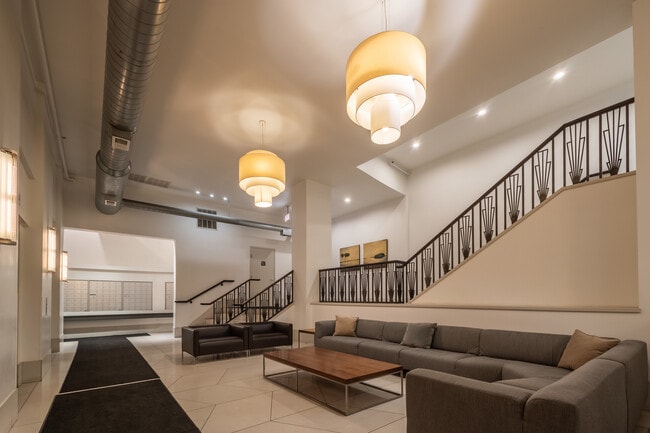 Building Photo - 758 N Larrabee St