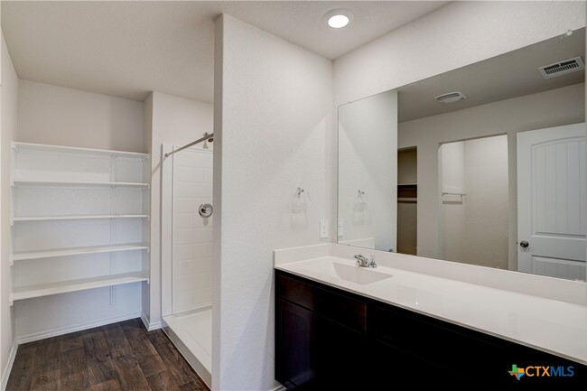 Building Photo - 121 Roanwood Dr
