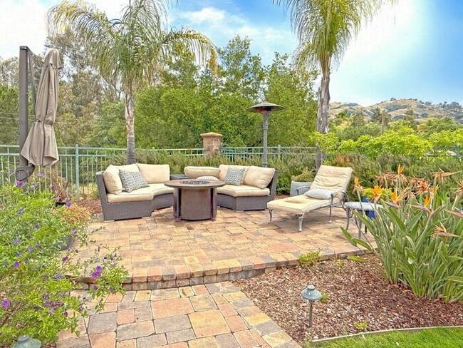 Building Photo - 5881 Capilano Dr