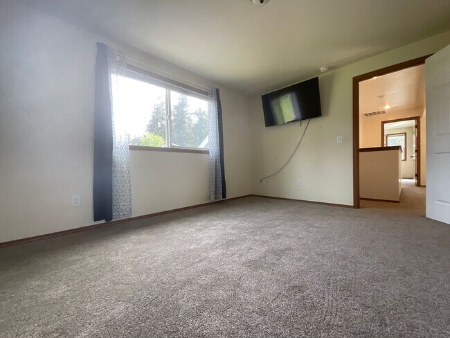 Building Photo - Beautiful 2 Story, Updated Home on Large Lot with 27x27 Shop! Military Welcome!