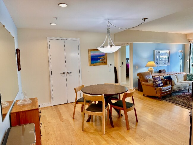 Building Photo - 654 Front St