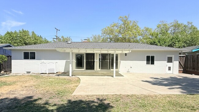 Building Photo - 1771 Lynwood Dr
