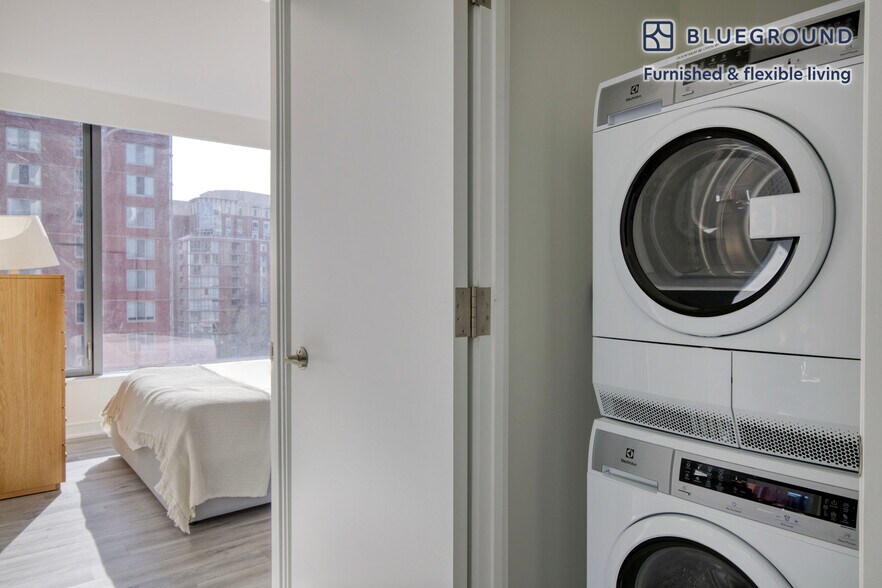 Building Photo - 949 1st St SE