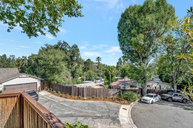 Building Photo - HOLIDAY SPECIAL***2 WEEKS FREE** 3 Bed/2 Bath Oasis in Royal Woods - Available Now