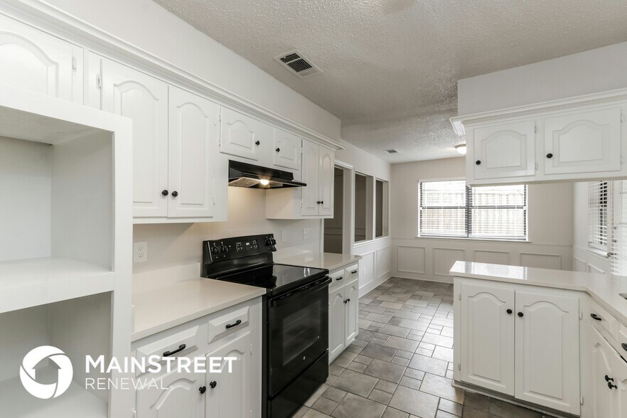 Building Photo - 1421 Pine Hill Dr