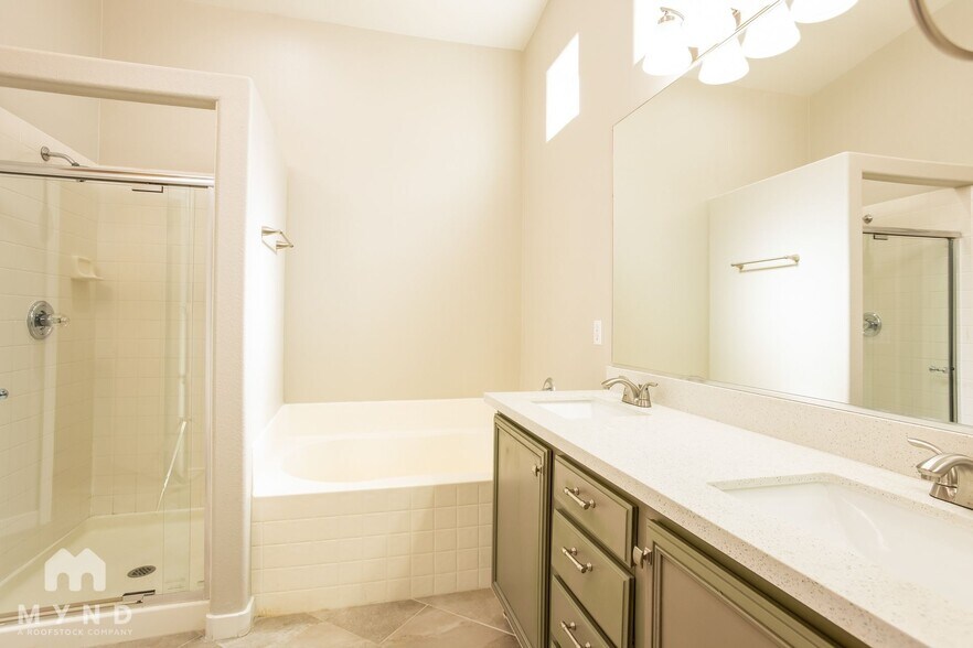 Building Photo - 423 Regal Robin Way