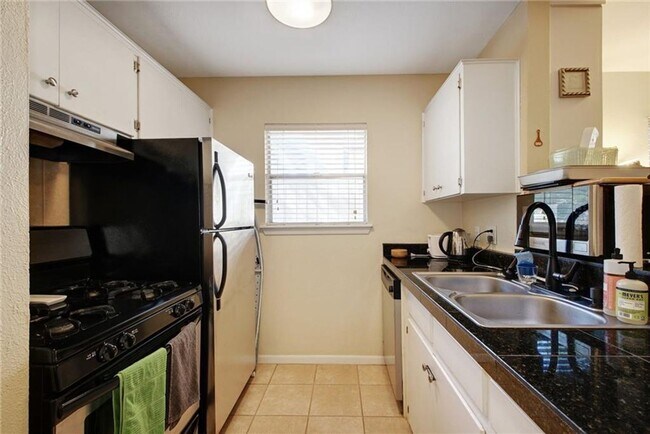 Building Photo - Large 1 bedroom in Hyde Park! Reserved par...