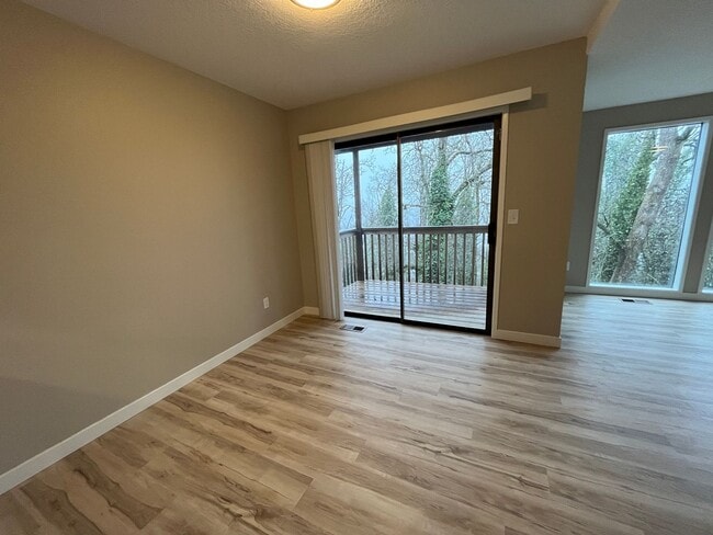 Building Photo - Spacious lower unit in refurbished duplex