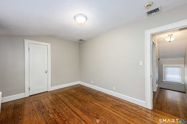 Building Photo - 186 School St