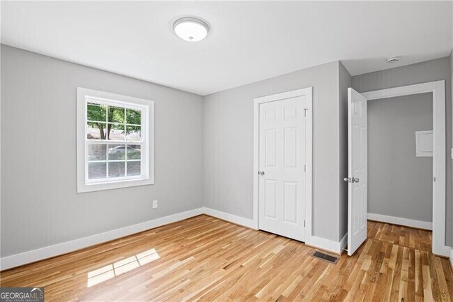 Building Photo - 2889 Macon Dr SW