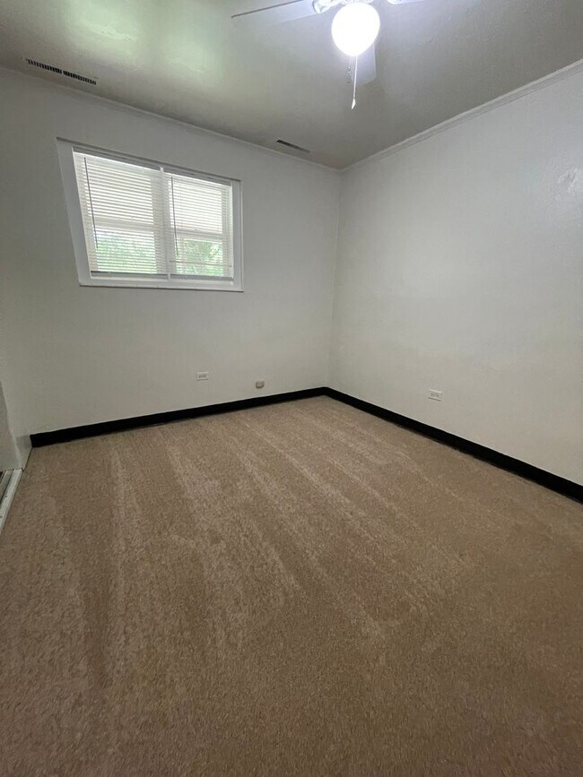Building Photo - Spacious 2BR/1BA apartment off South Milledge Ave!