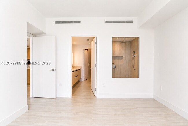 Building Photo - 2411 Laguna Cir