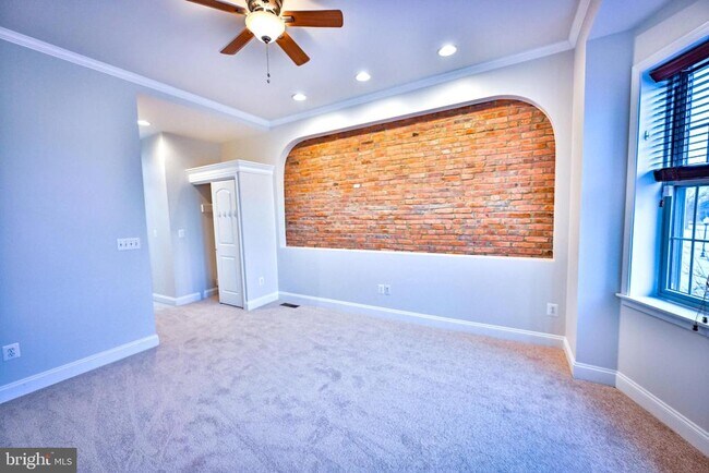 Building Photo - 263 S Ellwood Ave