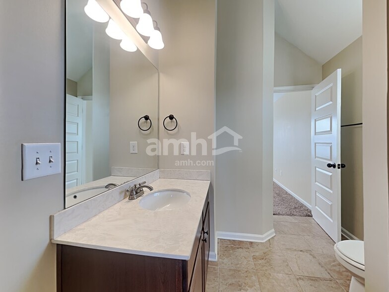 Building Photo - 137 Border Ave