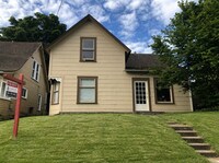 Building Photo - 5 Bedroom 3 Bathroom Home located in the York Neighborhood!!!