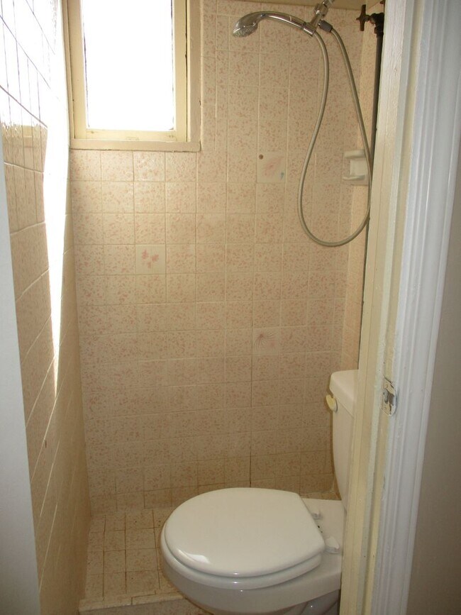 Building Photo - 117 W Robertson Rd