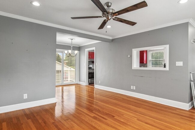 Building Photo - 3 Bed/2 Bath.  Pet Friendly. Large Yard. No Security Deposit