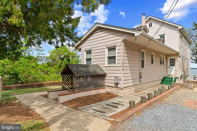 Building Photo - 1072 River Bay Rd