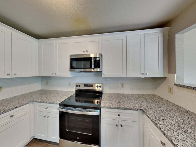 Building Photo - 934 Littleton Dr