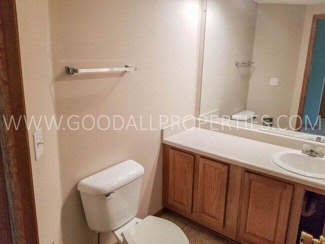 Building Photo - 3 Bedroom Home in West Des Moines!