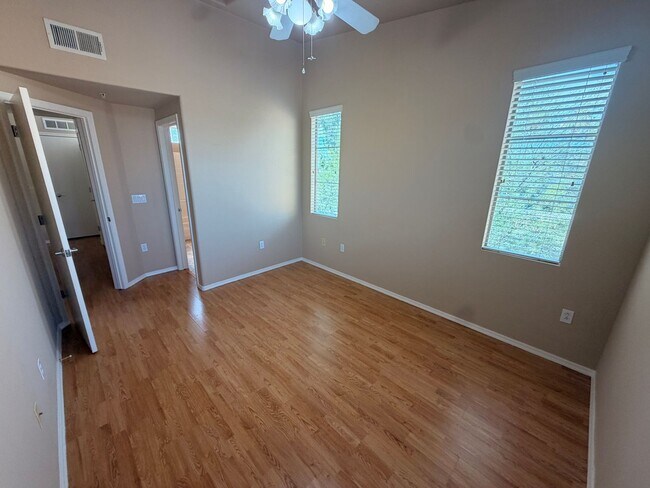 Building Photo - End Unit 2 bed/2.5 bath Town Home Ready 4 Move In!