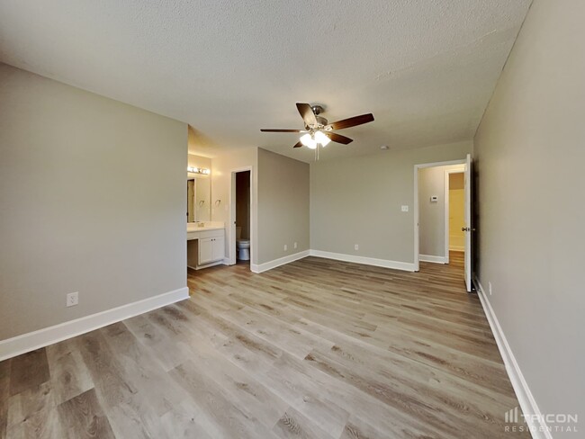 Building Photo - 1412 Grovewood Dr