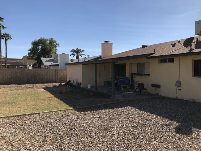 Building Photo - 5929 S Lakeshore Dr