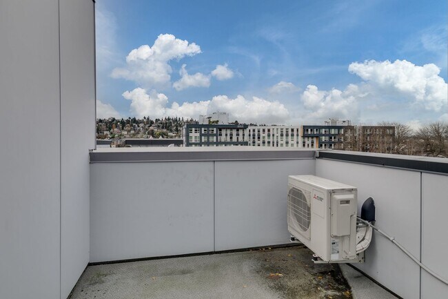 Building Photo - Queen Anne West Townhome with A/C Availabl...
