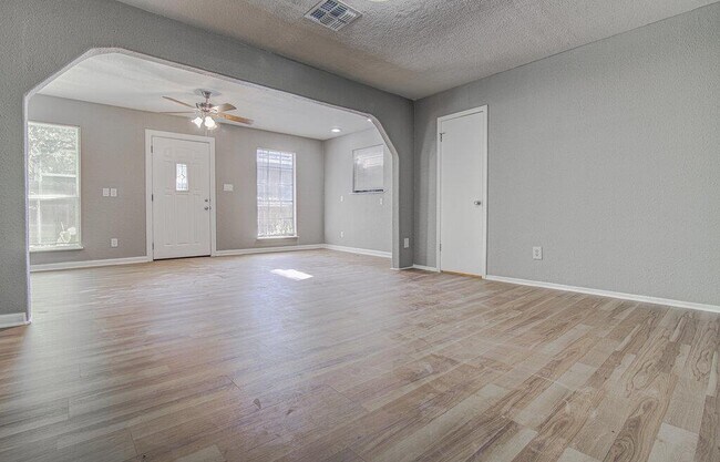 Building Photo - 1807 Briar Hill Dr